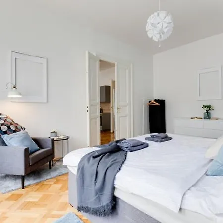 New & Cozy 3bds In Historical Center - S8 * Praga