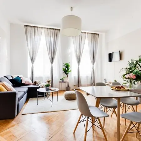 New & Cozy 3bds In Historical Center - S8 * Praha