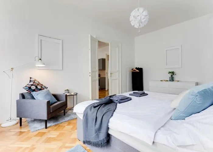New & Cozy 3bds In Historical Center - S8 * Prag